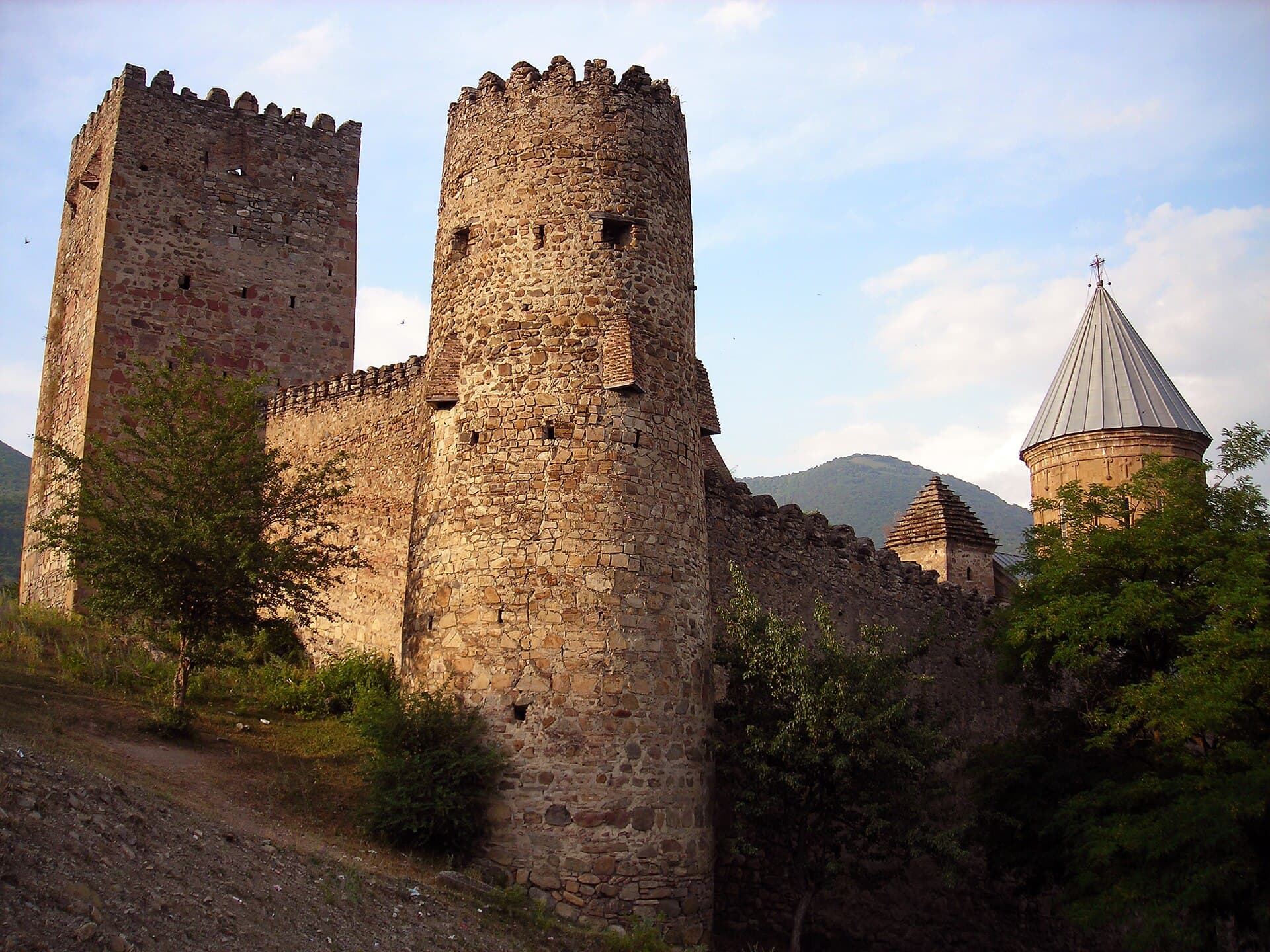 Tiflis nach Kazbegi: Der komplette Tagesausflug-Guide (oder warum du 2 Tage brauchst)